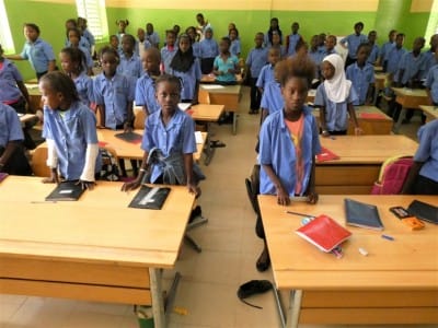 hand-fuer-afrika-schulmoebel-aus-sg