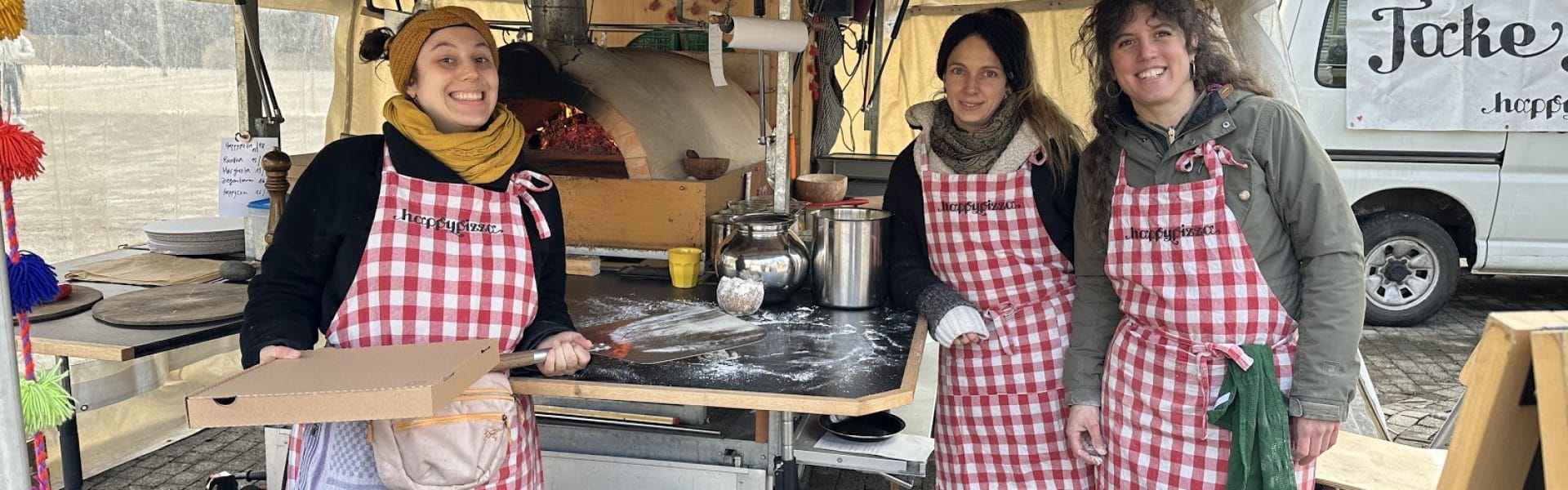 Trotz Gewitter kamen viele Quartierbewohner/innen zum PizzaPiazza